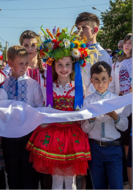 三年前馬立波人民歡喜迎接刺繡衫節。（圖／Mariupol City Council）